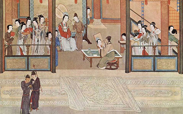 Bên cạnh đó còn có các tác phẩm điêu khắc đầu rồng, nhiều hiện vật gốm sứ và ngọc hảo hạng khác...