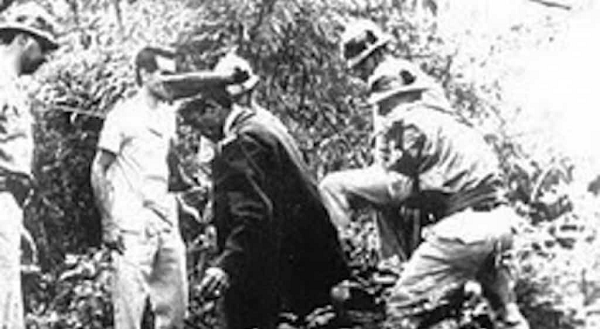 Hai thi thể được xác định là của Manoel Pereira da Cruz và Miguel José Viana. Lúc cảnh sát có mặt, họ nhận thấy hiện trường rất kì lạ. Cả hai người đều mặc áo mưa bên ngoài bộ âu phục chỉnh tề và có một miếng kim loại che mắt. Gần đó là một chai nước cạn, vài cái khăn và ít tiền lẻ.