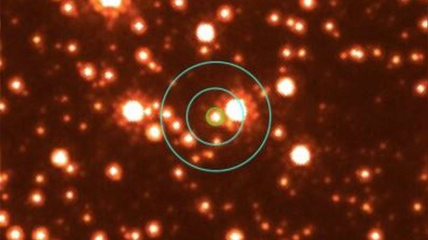 Vật thể lạ được xác định là một lỗ đen, hiện đang lang thang ở vùng không gian cách Trái Đất 5.200 năm ánh sáng. Theo nhóm nghiên cứu dẫn đầu bởi tiến sĩ Kailash Sahu từ Viện Khoa học Kính viễn vọng không gian, đây là lần đầu tiên một lỗ đen lang thang được nắm bắt.