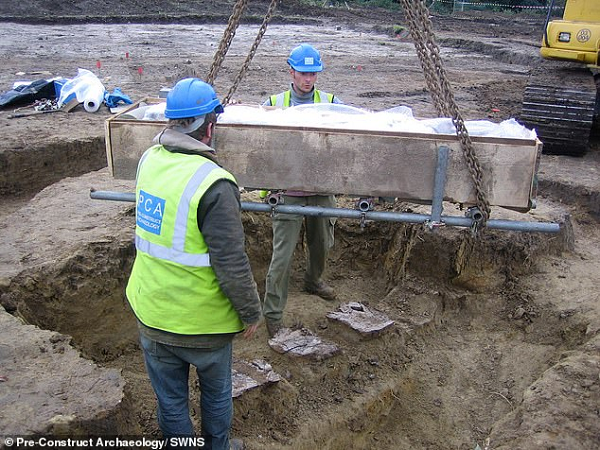 Theo các nhà khảo cổ, khu mộ này là của một người phụ nữ đứng đầu gia tộc quyền thế thời La Mã ở Anh. Họ đã tìm thấy tổng cộng 453 đồng xu La Mã, 20.000 mảnh gốm và 8.000 xương động vật, cùng cả một kho tàng hiện vật vô giá khác.