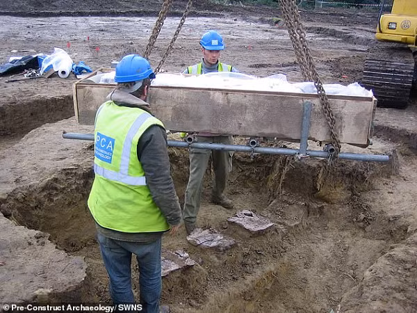 Theo các nhà khảo cổ, khu mộ này là của một người phụ nữ đứng đầu gia tộc quyền thế thời La Mã ở Anh. Họ đã tìm thấy tổng cộng 453 đồng xu La Mã, 20.000 mảnh gốm và 8.000 xương động vật, cùng cả một kho tàng hiện vật vô giá khác.