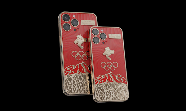 Cả hai phiên bản đều có trên iPhone 13 Pro hoặc iPhone 13 Pro Max và sử dụng chất liệu composite màu đỏ thay vì mặt lưng kính.