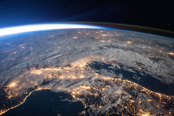 Lúc đó các vi khuẩn ở dạng tiềm sinh. Rồi chúng sống lại mặc dù các bức xạ rất cao. Giả thuyết các nhà khoa học đưa ra là như sau: “Khi Thiên hà còn tương đối trẻ và các thiên thạch gần gũi nhau hơn bây giờ nhiều. Chúng có thể trao đổi những bộ phận của mình với nhau. Những mảnh tách ra ấy di chuyển trong không gian đủ chậm và trọng trường của các hành tinh có thể thu hút chúng một cách dễ dàng".