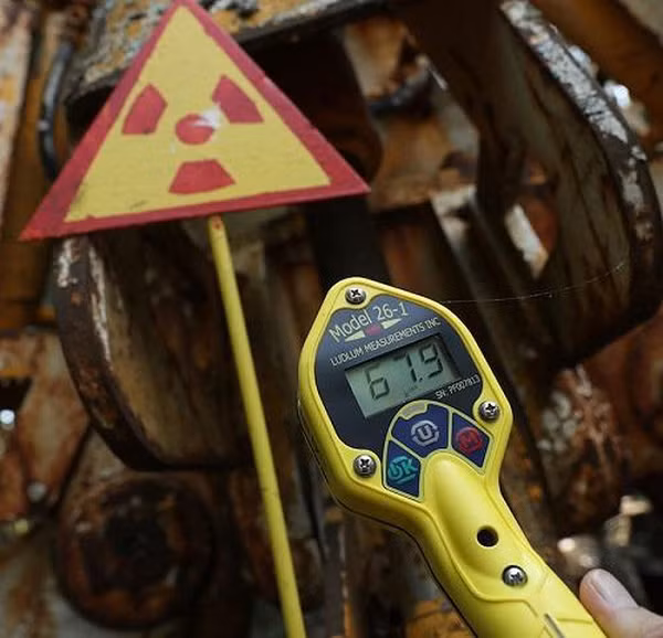 Phần móng vuốt của máy xúc, được cho là từng được sử dụng để dọn rác thải hạt nhân khi nhà máy điện hạt nhân Chernobyl gặp trục trặc.