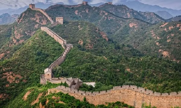 Dưới sự giám sát của những giám công độc ác tàn bạo, họ phải làm việc từ sáng tinh mơ tới khi mặt trời lặn, kể cả khi trời nắng nóng, lạnh buốt da, hay những ngày giông bão. Mọi sự phản kháng hay lười biếng đều phải chịu hậu quả thảm khốc.