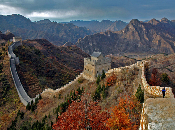 Từ khi khởi công, cửa ải này đã gắn liền với một truyền thuyết kỳ lạ liên quan tới một người đàn ông tên là Dịch Khai Chiêm, sống thời nhà Minh (1368 - 1644). Vốn là một người giỏi cả kiến trúc và số học, ông được quan trên yêu cầu đảm nhận nhiệm vụ thiết kế cửa ải, ước tính số lượng gạch chính xác để xây thành.