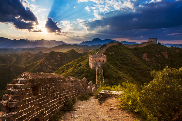 Trong nhiều câu chuyện huyền thoại về Vạn Lý Trường Thành có bí ẩn 99.999 viên gạch ở Gia Dục Quan. Gia Dục Quan vốn là cửa ải nằm ở cực Tây của Vạn Lý Trường Thành, xây dựng ở vùng biên giới giáp sa mạc Gobi. Cửa ải này nằm ở điểm hẹp nhất của phần phía tây, xây dựng vào đầu thời nhà Minh, khoảng năm 1372.