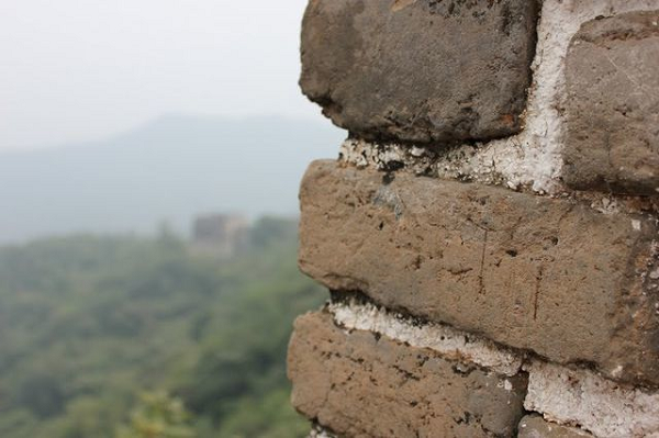 Những người tham gia xây dựng Vạn Lý Trường Thành đều là những nô lệ, nông dân nghèo, những tù binh phạm tội chết, những nho sĩ không chịu tuân lệnh đốt sách.