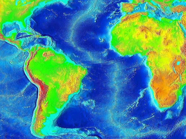 Các nhà nghiên cứu đã phát hiện sống núi giữa Đại Tây Dương (Mid-Atlantic Ridge-MAR) và nó được coi là dãy núi dài nhất hành tinh. Nó được hình thành bởi chuyển động phân kỳ giữa các mảng kiến tạo lục địa Bắc Mỹ, Nam Mỹ, châu Phi và Á - Âu từ thời xa xưa.