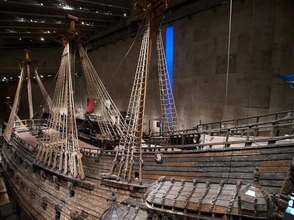 Ngày 10/8/1628, tàu chiến Vasa của Thụy Điển ra khơi nhưng đã bị chìm sau chưa đầy 20 phút rời bến. Nhiều thế kỷ sau, các nhà khảo cổ học đã tìm thấy các phần của thân tàu cũng như 40.000 hiện vật từ đống đổ nát. Hiện nó đang được trưng bày tại bảo tàng Vasa ở TP Stockholm (Thụy Điển).