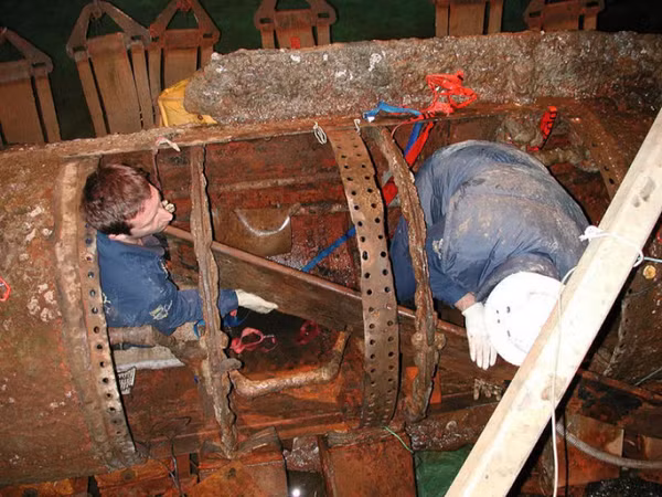 Sau khi sửa chữa xong, tàu ngầm Hunley lại ra khơi nhưng một trong các thành viên thủy thủ đoàn đã không đóng được một van quan trọng, khiến toàn bộ tàu bị ngập nước và chìm lần thứ hai. Đến năm 1874 tàu Hunley lại chìm trong khi đang làm nhiệm vụ mà không rõ lí do.