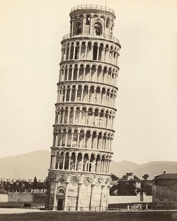 Tháp nghiêng Pisa được xây dựng vào thế kỷ 12 và có độ nghiêng là 3,97 độ. Khi bắt đầu xây dựng tầng thứ hai, tòa tháp bắt đầu nghiêng do nền đất không ổn định.