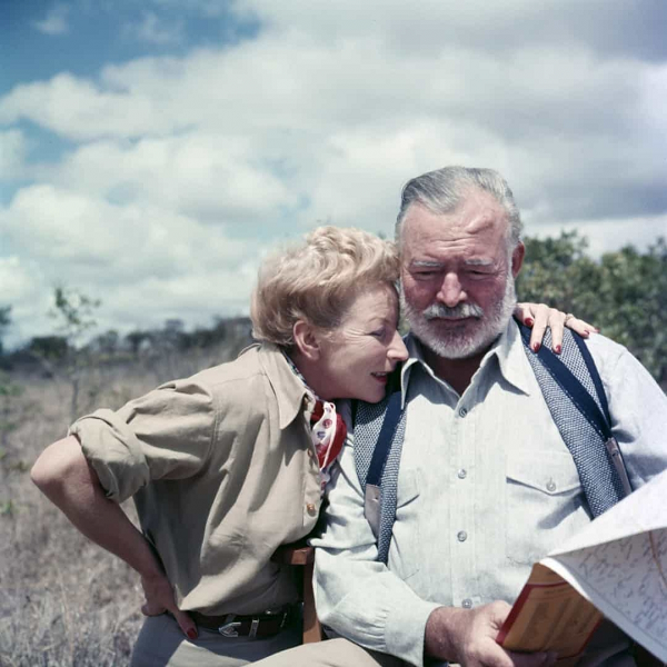 Năm 1954, Ernest Hemingway và vợ Mary Welsh đã có một chuyến đi sóng gió, chứng kiến đến hai vụ rơi máy bay trong lịch sử. Họ bắt đầu chuyến đi tham quan ở Uganda thì chiếc máy bay đầu tiên gặp sự cố và họ phải ở qua đêm trong rừng. Ngày hôm sau, họ lên một chiếc máy bay cứu hộ, sau đó chiếc máy bay này cũng bị rơi và bốc cháy. May mắn thay, đôi vợ chồng vẫn sống sót sau hai vụ tai nạn.