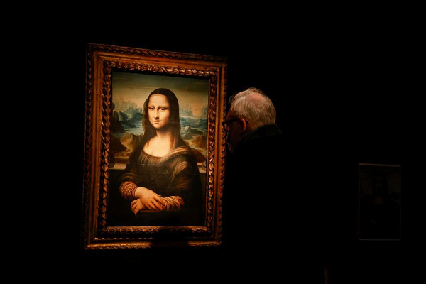 Sự nổi tiếng của Mona Lisa chủ yếu dựa trên lịch sử gây tranh cãi của nó. Cho đến ngày nay, không có bằng chứng thuyết phục nào được tìm thấy liên quan đến danh tính của người mẫu trong tác phẩm nghệ thuật trứ danh này.