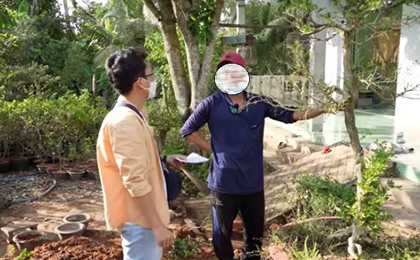 Trên kênh Youtube Độc lạ Bình Dương có quay lại một trường hợp kỳ lạ ở Bến Tre. Cụ thể, cặp nguyệt quế cảnh tuổi đời lâu năm của một chủ vườn bỗng nhiên mọc ra "tóc" y hệt với tóc của người.