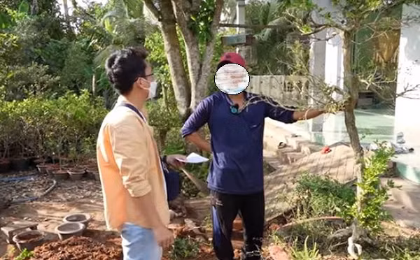 Trên kênh Youtube Độc lạ Bình Dương có quay lại một trường hợp kỳ lạ ở Bến Tre. Cụ thể, cặp nguyệt quế cảnh tuổi đời lâu năm của một chủ vườn bỗng nhiên mọc ra "tóc" y hệt với tóc của người.