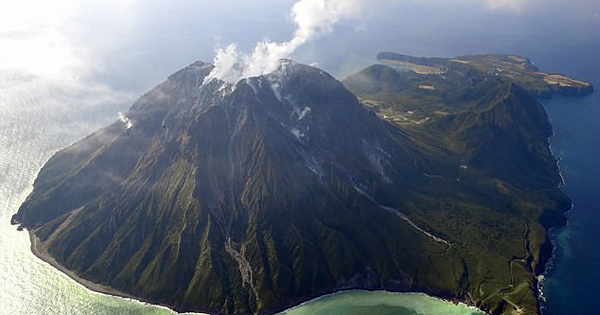 Những vi khuẩn này thải ra oxy như một phế phẩm, làm oxy hóa sắt hòa tan và các khoáng chất khác trong đại dương.