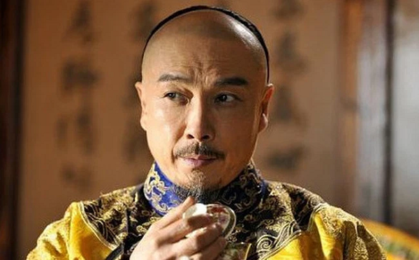 "Hoàng đế Khang Hi năm 44 tuổi và ông đã ngự trên ngai vàng được 36 năm rồi. Khang Hi có tướng mạo oai phong lẫm liệt, vóc người cao lớn, phong thái phi thường, đôi mắt sắc lạnh, chóp mũi hơi tròn. Mặc dù trên mặt có nhiều nốt sẹo do đậu mùa để lại nhưng điều đó không ảnh hưởng gì tới vẻ ngoài đẹp mắt của ông ấy cả."