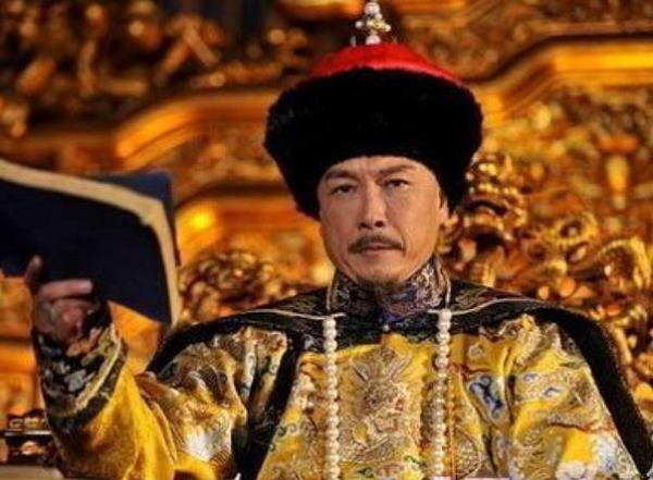 Vậy đâu mới là chiều cao thật của hoàng đế Khang Hi? Câu trả lời đã được bật mí khi các nhà khảo cổ tìm được những bộ quần áo của hoàng đế Khang Hi vẫn còn đang được lưu giữ tại bảo tàng Cố Cung.