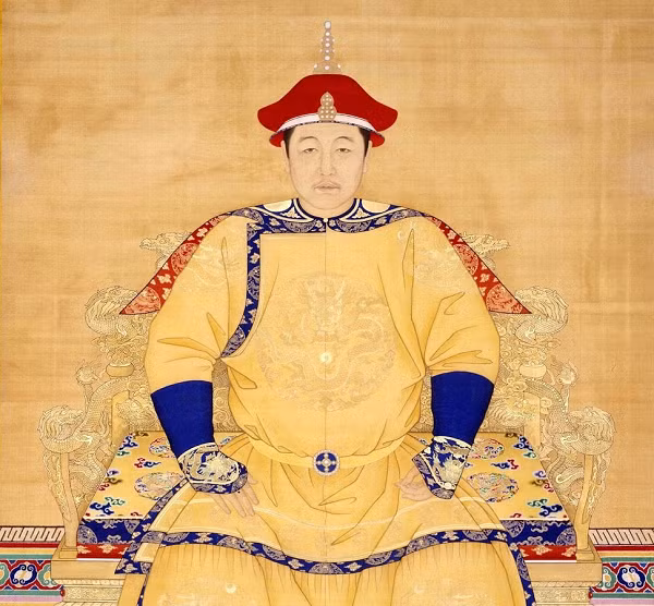 Vua Khang Hi sinh năm 1654 lên ngôi năm 1661 và trị vì nhà Thanh suốt 61 năm đến khi ông mất năm 1722. Vua Khang Hi chính là vị vua cai trị lâu nhất trong lịch sử Trung Hoa.