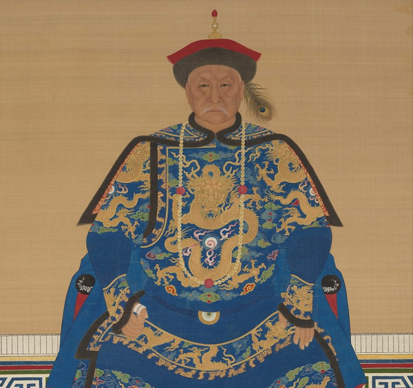 Theo một số ghi chép lịch sử, hoàng đế nghìn năm có một là Khang Hi chỉ cao 1m58. Tuy nhiên trong cuốn sách "Chân dung của hoàng đế Trung Hoa" do nhà truyền giáo người Pháp - Joachim Bouvet, người đã đến Trung Quốc vào năm Khang Hi thứ 26 đã mô tả rất khác về vị hoàng đế này.