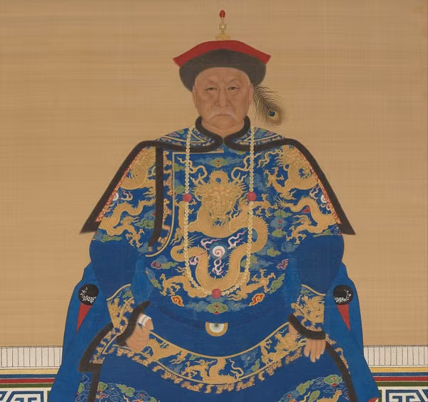 Theo một số ghi chép lịch sử, hoàng đế nghìn năm có một là Khang Hi chỉ cao 1m58. Tuy nhiên trong cuốn sách "Chân dung của hoàng đế Trung Hoa" do nhà truyền giáo người Pháp - Joachim Bouvet, người đã đến Trung Quốc vào năm Khang Hi thứ 26 đã mô tả rất khác về vị hoàng đế này.