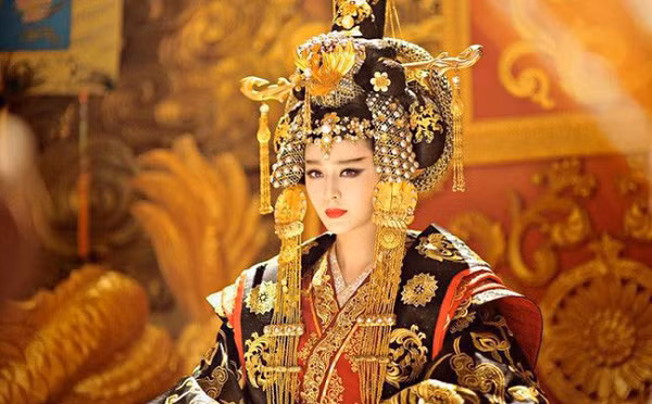 Trước đây, không phải là các nhà khảo cổ học chưa phát hiện ra những vật để cầu tiêu trừ tội lỗi. Tuy nhiên đây là lần đầu tiên các chuyên gia thấy một miếng kim bài miễn tội được làm bằng vàng.