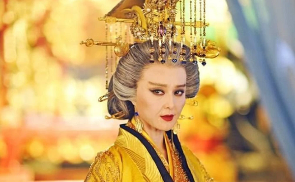 Những người chuyên buôn bán di vật bắt đầu trả giá liên tục để sở hữu bảo vật này. Giá cao nhất lên tới 100.000 NDT (tương đương với 360 triệu VNĐ). Nhưng cuối cùng ông đã giao lại miếng sắt này cho cơ quan di tích văn hóa địa phương.