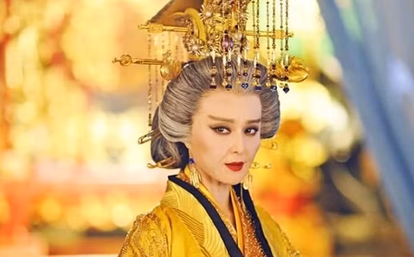 Những người chuyên buôn bán di vật bắt đầu trả giá liên tục để sở hữu bảo vật này. Giá cao nhất lên tới 100.000 NDT (tương đương với 360 triệu VNĐ). Nhưng cuối cùng ông đã giao lại miếng sắt này cho cơ quan di tích văn hóa địa phương.