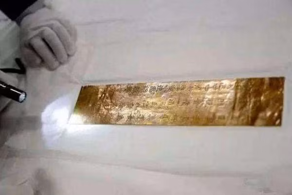 Sau khi cơ quan di tích văn hóa địa phương nhìn thấy miếng sắt với nhiều ký tự được khắc bên trên, họ đã yêu cầu ông lão giữ lại nó, mặc dù có người trả giá ban đầu cho bảo vật này là 1.000 NDT.