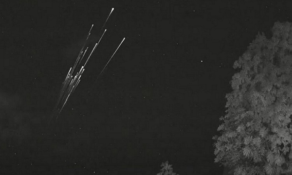 Quỹ đạo thấp này được thiết kế có chủ đích để làm cho các vệ tinh có thể quay trở lại và tái sử dụng trong trường hợp xảy ra sự cố sau phóng. Tuy nhiên, lựa chọn này cũng khiến các vệ tinh dễ bị ảnh hưởng bởi bão địa từ.