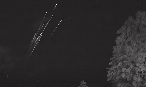 Quỹ đạo thấp này được thiết kế có chủ đích để làm cho các vệ tinh có thể quay trở lại và tái sử dụng trong trường hợp xảy ra sự cố sau phóng. Tuy nhiên, lựa chọn này cũng khiến các vệ tinh dễ bị ảnh hưởng bởi bão địa từ.