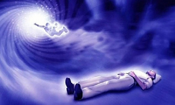 Thêm vào đó, loại sóng não cụ thể được ghi lại trong bộ não sắp chết - được gọi là dao động thần kinh - cho thấy người đó đang nhìn thấy cuộc sống của họ lóe lên trước mắt thông qua cơ chế "truy xuất bộ nhớ".