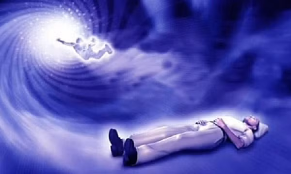 Thêm vào đó, loại sóng não cụ thể được ghi lại trong bộ não sắp chết - được gọi là dao động thần kinh - cho thấy người đó đang nhìn thấy cuộc sống của họ lóe lên trước mắt thông qua cơ chế "truy xuất bộ nhớ".