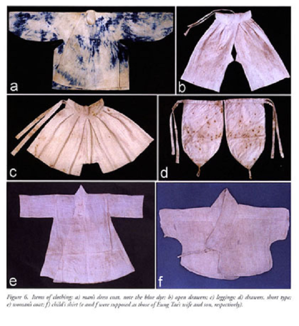 Ngoài bức thư tình, một đôi dép đan từ tóc của người phụ nữ cũng được tìm thấy ở cạnh đầu của xác ướp trong mộ. Các nhà khoa học cho rằng, đôi dép làm bằng tóc xuất hiện trong văn học Hàn Quốc như một biểu tượng của tình yêu và hy vọng sẽ khỏe mạnh trở lại khi mắc bệnh.