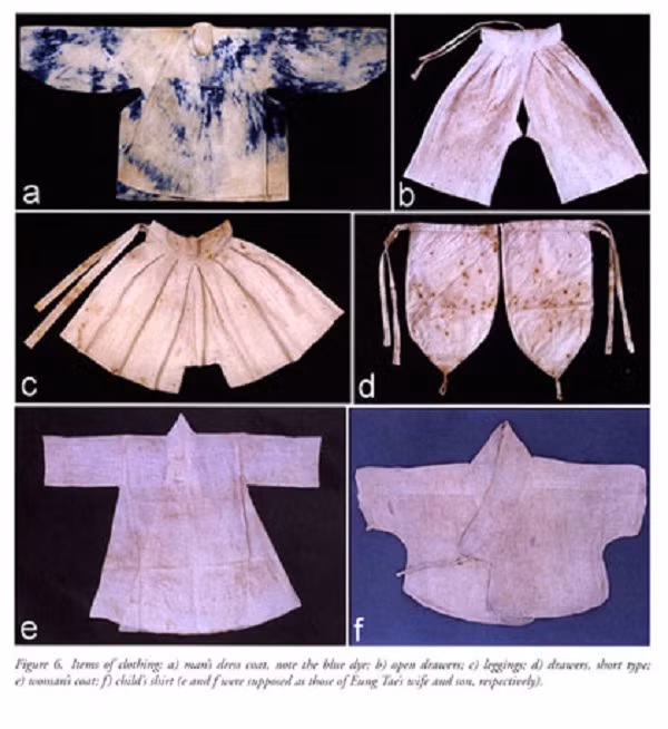 Ngoài bức thư tình, một đôi dép đan từ tóc của người phụ nữ cũng được tìm thấy ở cạnh đầu của xác ướp trong mộ. Các nhà khoa học cho rằng, đôi dép làm bằng tóc xuất hiện trong văn học Hàn Quốc như một biểu tượng của tình yêu và hy vọng sẽ khỏe mạnh trở lại khi mắc bệnh.
