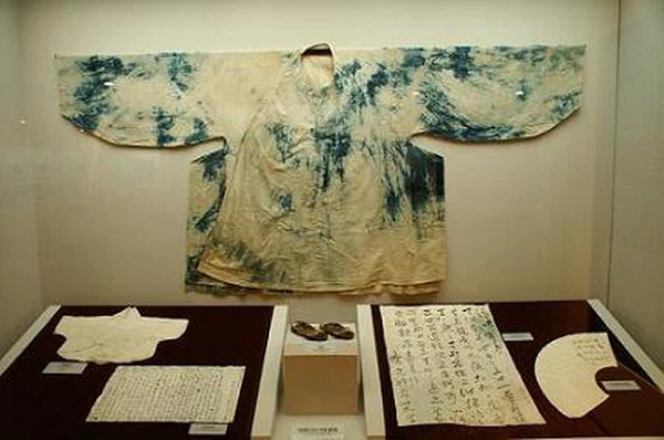 Sau khi nghiên cứu, các chuyên gia cho biết, người đàn ông này có tên là Eung Tae - được cho là một thành viên của gia tộc cổ đại Goseong Yi của Hàn Quốc, còn bức thư đặt trên người Eung Tae là của người vợ đang mang thai.