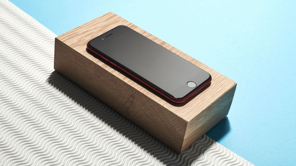 Một sản phẩm công nghệ như vậy chắc chắn sẽ trông rất lạc hậu so với xu hướng thiết kế năm nay. Vì gần như mọi smartphone đều đã và đang đi theo hướng thiết kế “toàn màn hình”, kể cả những sản phẩm phân khúc tầm thấp.