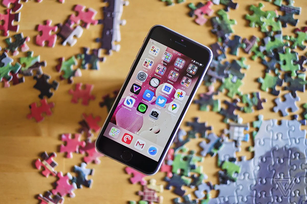 Mức giá dự đoán không thay đổi so với mức giá được Apple công bố khi ra mắt của iPhone SE 2020. iPhone SE 2022 còn được dự đoán là chiếc iPhone hỗ trợ 5G rẻ nhất của Apple.