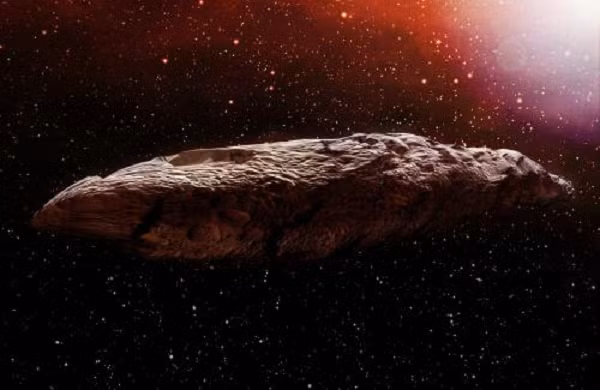 Có thời điểm, Oumuamua đột ngột tăng tốc lên gần 140.000 km/giờ và thay đổi hướng đi so với tính toán của giới chuyên gia trái đất. Đó là lý do khiến một số chuyên gia cho rằng Oumuamua có lẽ là phi thuyền của người ngoài hành tinh.