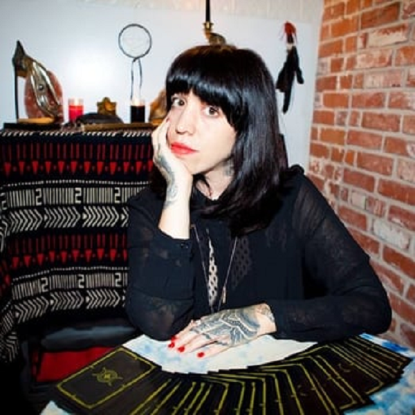 Đối với những tín đồ của Tarot, 2022 là năm của lá bài "Tình nhân". Khi bước vào năm "Tình nhân”, chúng ta sẽ suy nghĩ sâu sắc hơn về các mối quan hệ trong cuộc sống. Điều đó bao gồm các mối quan hệ lãng mạn nhưng cũng có thể là các mối quan hệ với tiền bạc, công việc, gia đình, bạn bè, xã hội, Trái đất...