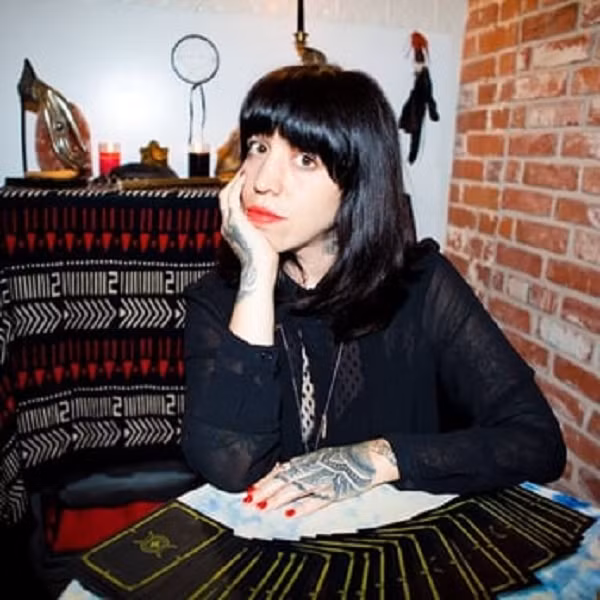 Đối với những tín đồ của Tarot, 2022 là năm của lá bài "Tình nhân". Khi bước vào năm "Tình nhân”, chúng ta sẽ suy nghĩ sâu sắc hơn về các mối quan hệ trong cuộc sống. Điều đó bao gồm các mối quan hệ lãng mạn nhưng cũng có thể là các mối quan hệ với tiền bạc, công việc, gia đình, bạn bè, xã hội, Trái đất...