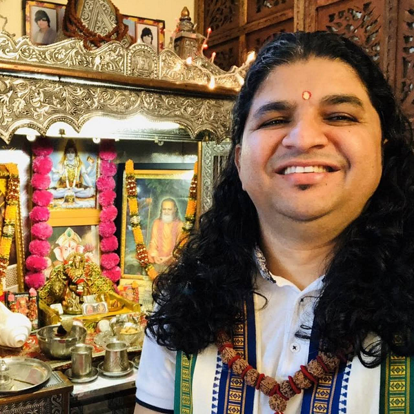 Nhà chiêm tinh học kiêm giáo sĩ Hindu tại Artesia, bang California, Acharya Santa Prasad Shastri, cho biết chiêm tinh Vệ Đà, còn được gọi là Jyotish hoặc chiêm tinh truyền thống của người Hindu, giống như con mắt thứ ba. Chiêm tinh Vệ Đà có thể cho chúng ta thấy những gì mà mắt thường không thể nhìn thấy.