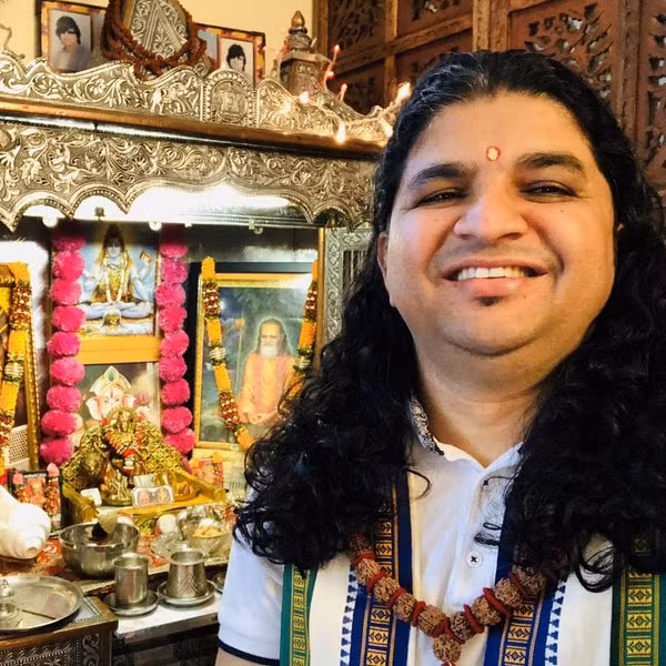 Nhà chiêm tinh học kiêm giáo sĩ Hindu tại Artesia, bang California, Acharya Santa Prasad Shastri, cho biết chiêm tinh Vệ Đà, còn được gọi là Jyotish hoặc chiêm tinh truyền thống của người Hindu, giống như con mắt thứ ba. Chiêm tinh Vệ Đà có thể cho chúng ta thấy những gì mà mắt thường không thể nhìn thấy.