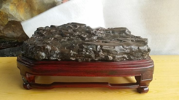 Khi tới mùa mưa lũ, nước lũ tràn xuống cuốn trôi các tảng đá ngầm vào vịnh. Trong nhiều năm, dòng nước cùng với cát, sỏi đã khiến cho bề mặt của các viên đá trong vịnh trở nên rất mịn. Cộng với sự tác động của chất lượng nước, ánh sáng, bề mặt các viên đá trở nên bóng mịn như 1 lớp men gốm.