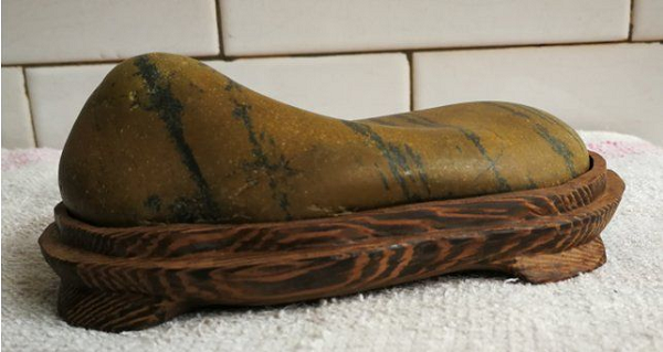 Được biết, sông Hồng Thủy là một trong những con sông nổi tiếng với nhiều bãi ghềnh, đây là môi trường rất tốt để sản sinh ra những viên đá độc đáo.