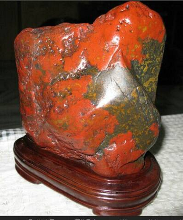 Đá Hồng Hà được tìm thấy ở hạ lưu sông Hồng Thủy, chảy qua phía tây bắc của khu tự trị dân tộc Choang ở Quảng Tây, Trung Quốc. Chúng nổi tiếng nhờ bề mặt bóng bẩy như được phủ 1 lớp men màu tự nhiên quý hiếm.