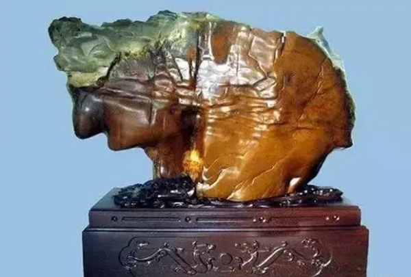 Ông cho rằng hòn đá này có thể là một báu vật nên dã từ chối người thương nhân, sau đó mang đến một chung tâm kiểm định uy tín để tìm kiếm câu trả lời.