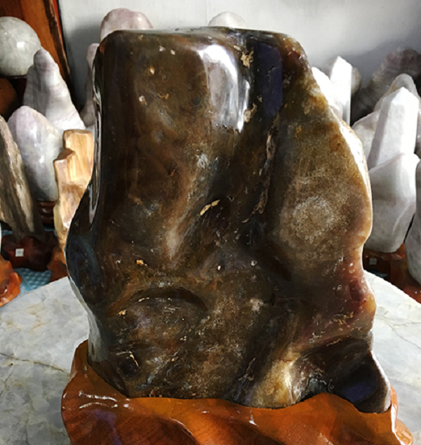 Nguyên nhân là vì hòn đá mà lão nông tìm thấy chính là đá Hồng Hà. Chúng có rất nhiều ở phía sau ngôi làng Mã An thuộc thị trấn Hợp Lý, thành phố Hợp Sơn, Quảng Tây nên nó còn 1 tên gọi khác là đá Mã An.