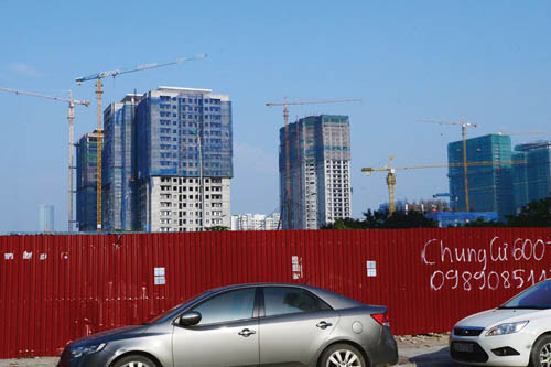 Khu vực các quận Cầu Giấy, Nam Từ Liêm, Bắc Từ Liêm là nơi có mật độ thi công các công trình nhà cao tầng dày đặc.